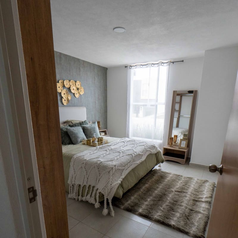 Recámara ubicada en planta baja de casa muestra Lyon, San Luis III