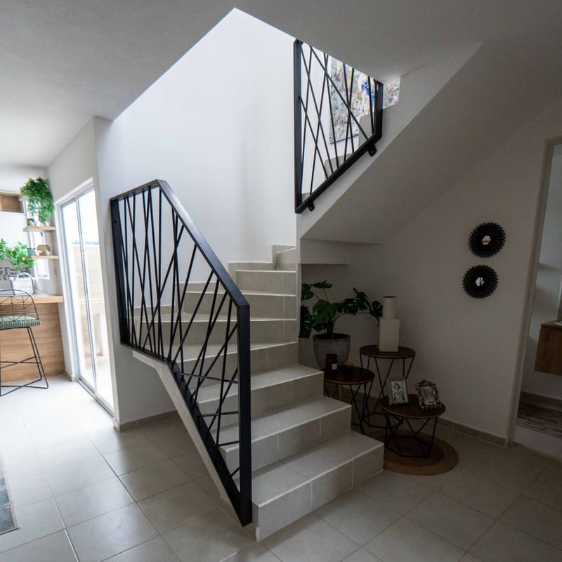 Escalera con barandal contemporáneo en modelo Lyon, Mineral de la Reforma