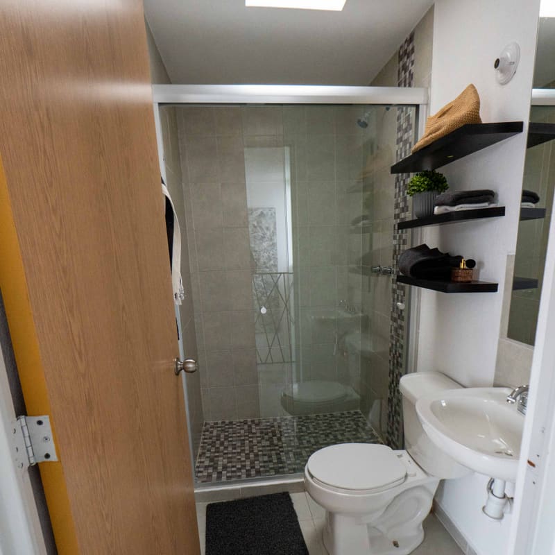 Baño completo de planta alta en modelo Lyon, Mineral de la Reforma