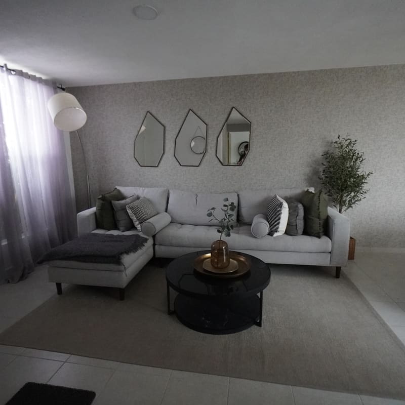 Escalera contemporánea en casa muestra Marsella, San Luis III