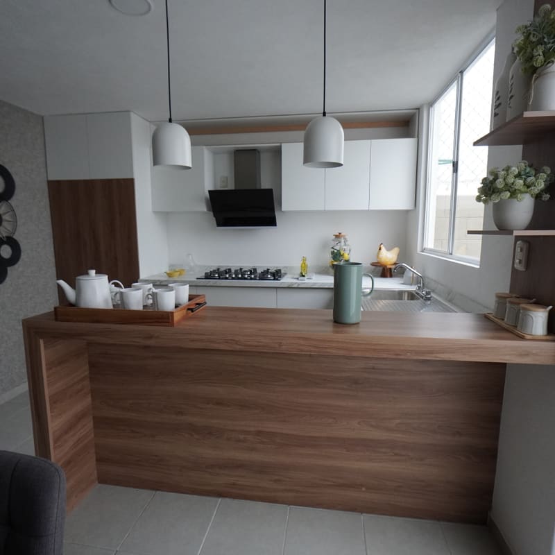 Cocina integral con barra desayunadora en modelo Marsella, San Luis III