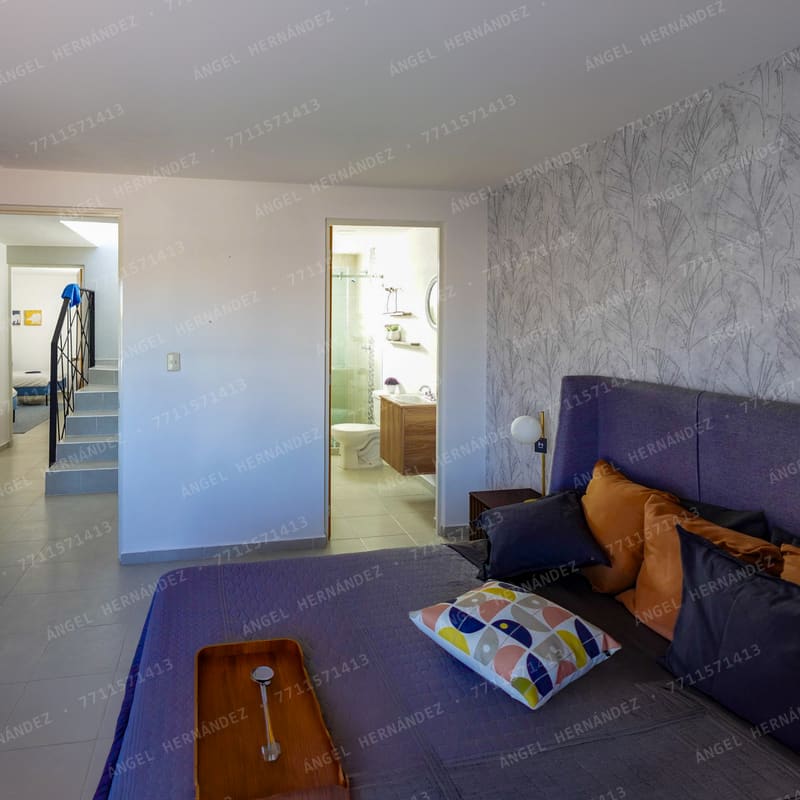 Recámara en planta baja con baño integrado en modelo Marsella