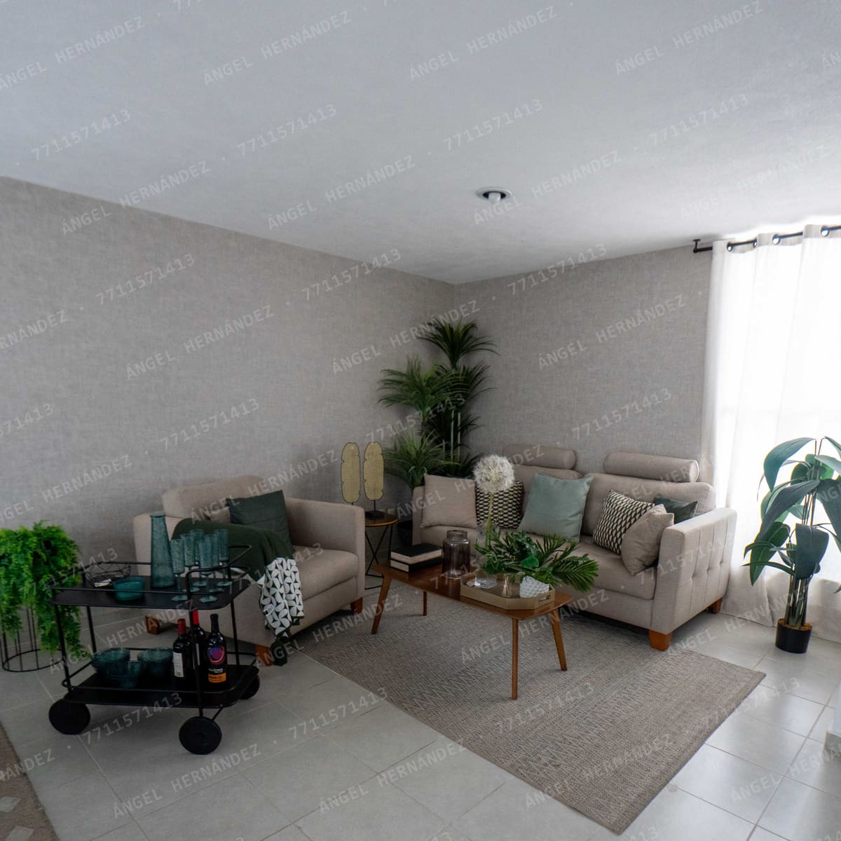 Sala con iluminación natural y decoración en casa muestra Niza