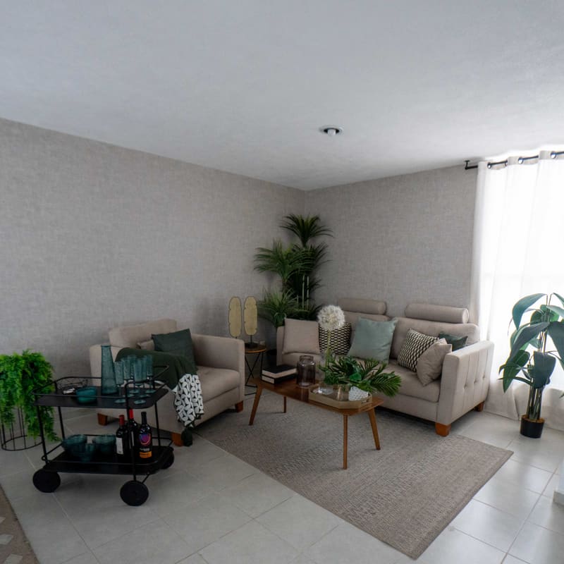 Sala con iluminación natural y decoración en casa muestra Niza