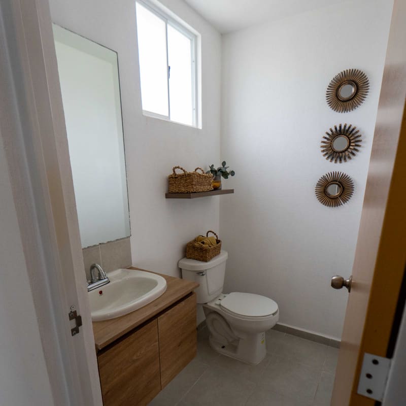 Medio baño de visitas en planta baja de modelo Niza, San Luis III