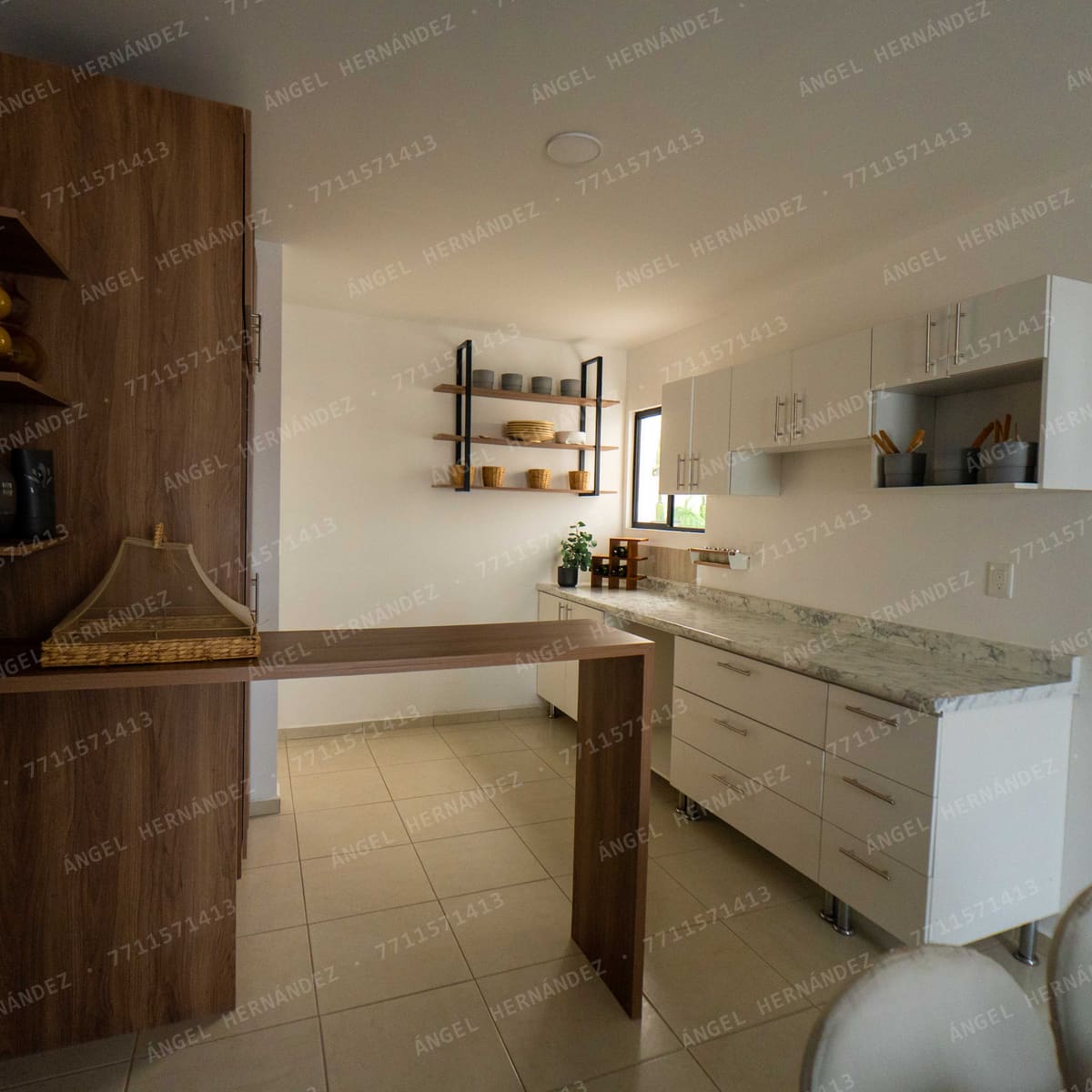 Cocina integral con barra desayunadora en departamento Tulle