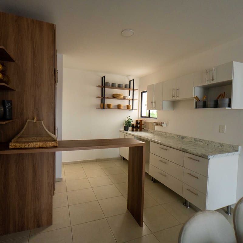 Cocina integral con barra desayunadora en departamento Tulle