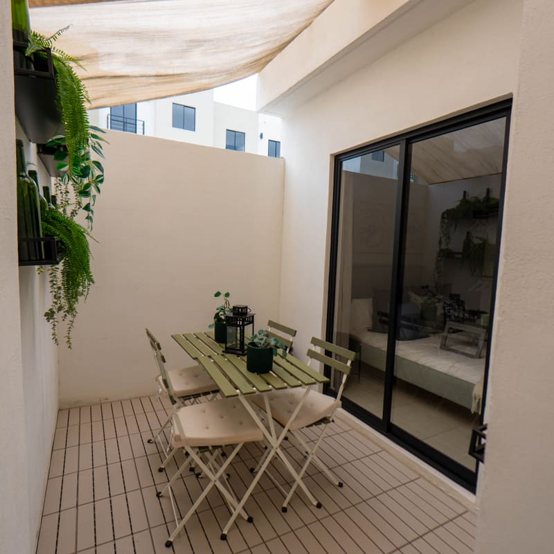 Patio privado de planta baja en departamento muestra Tulle