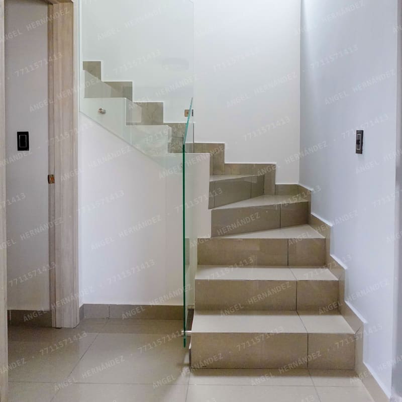 Escalera con barandal contemporáneo en modelo Amaral Ampliada