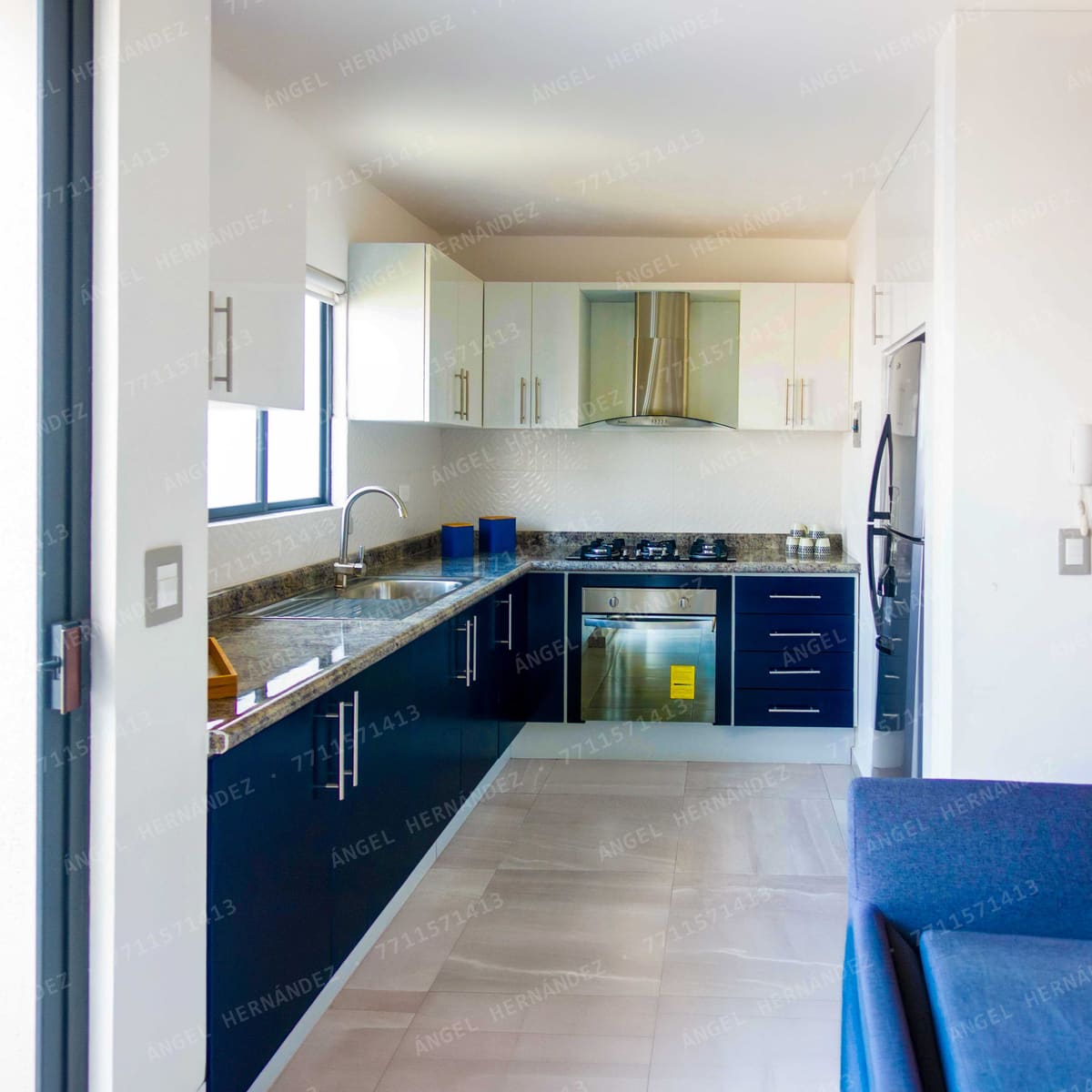 Cocina integral en L con estufa, horno y campana en modelo Molinara, Zempoala