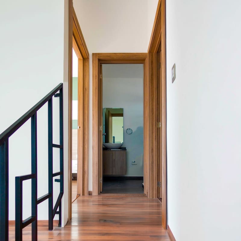 Escalera con barandal contemporáneo en modelo Molinara, Zempoala