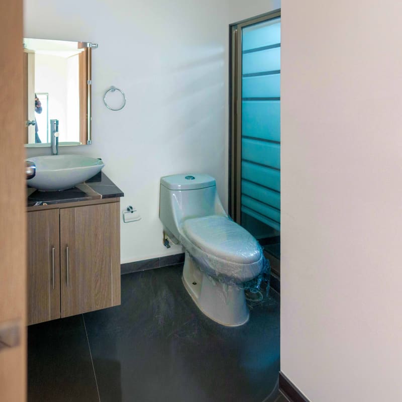 Baño completo con lavabo y regadera en modelo Molinara