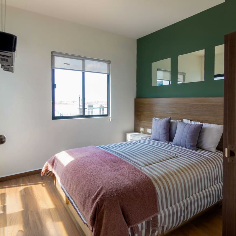 Recámara principal con ventanal en modelo Molinara, Señeros Residencial
