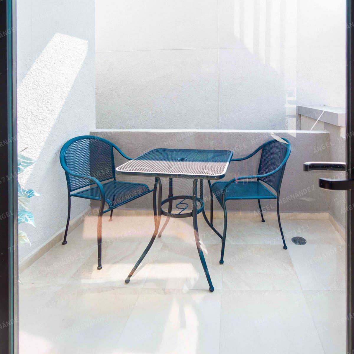 Terraza con mesa y sillas de exterior en casa muestra Molinara