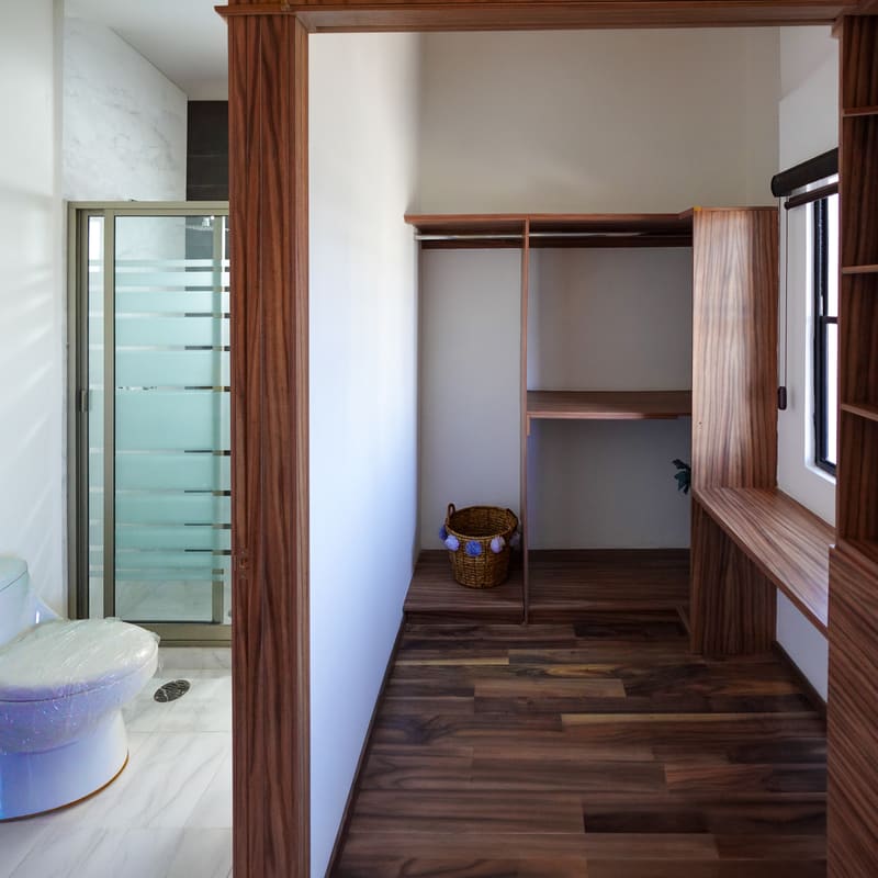 Espacio de vestidor en recámara principal de modelo Trebbiano