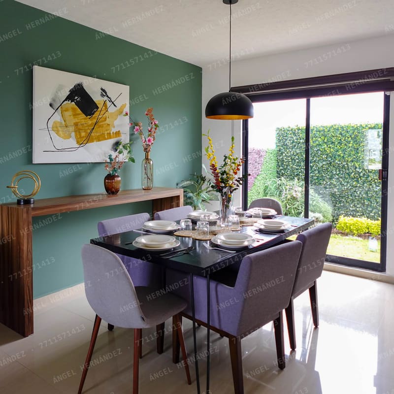 Comedor con amplio ventanal hacia el jardín en modelo Trebbiano