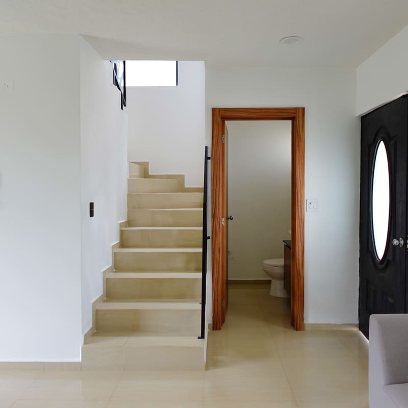 Recibidor y acceso principal en modelo Trebbiano, Señeros Residencial