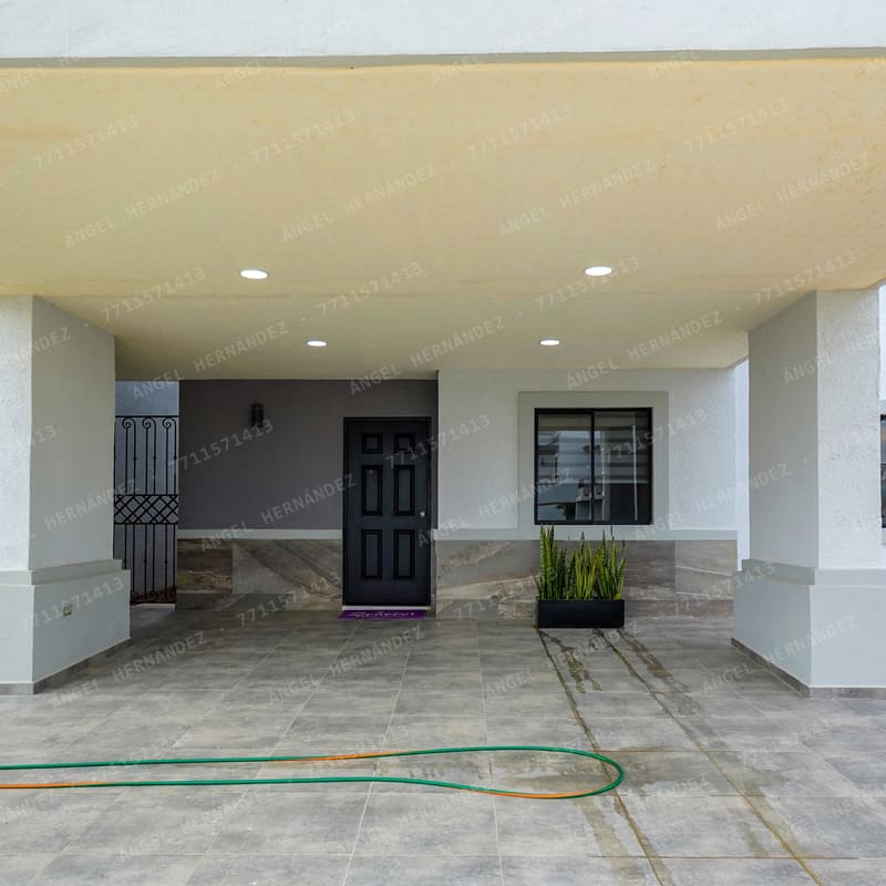 Acceso principal y recibidor en modelo Vermentino Ampliada, Señeros