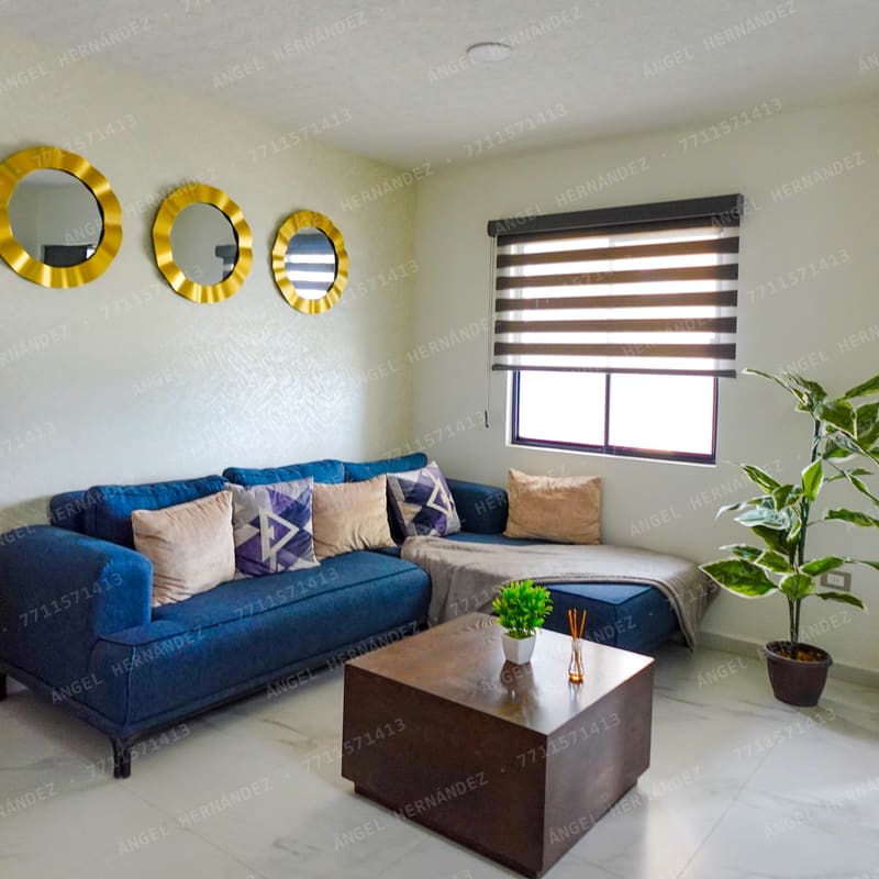 Sala con ventanal e iluminación en modelo Vermentino Ampliada