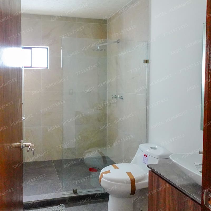 Baño principal con cancel de cristal templado en Vermentino Ampliada