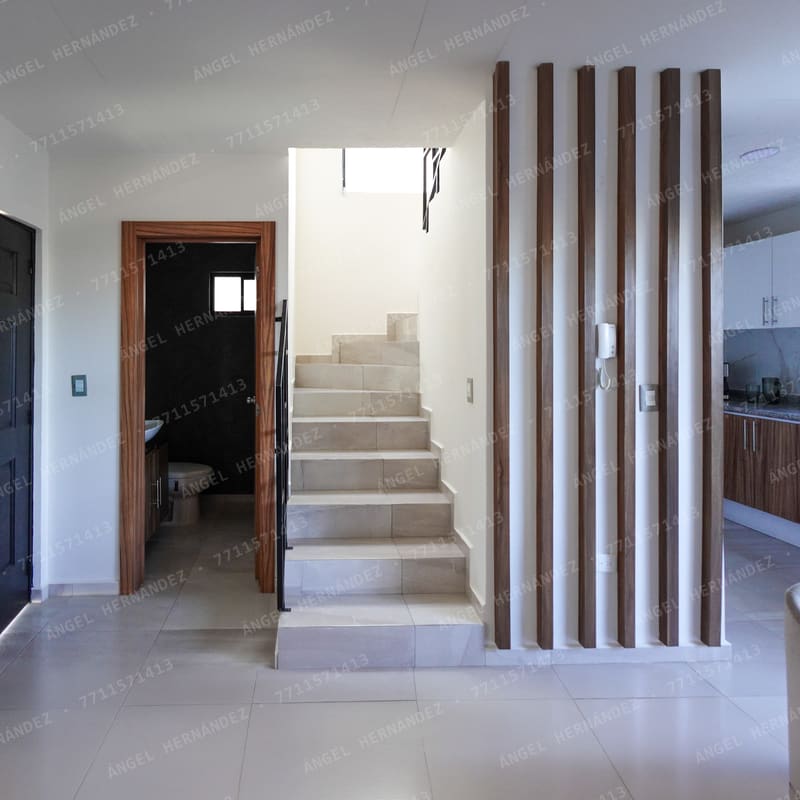 Escalera hacia planta alta en modelo Vermentino, Zempoala