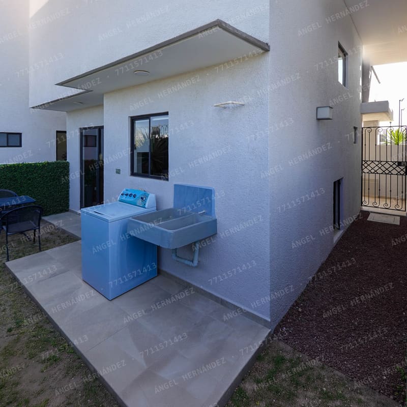 Patio trasero y área de servicio en casa muestra Vermentino