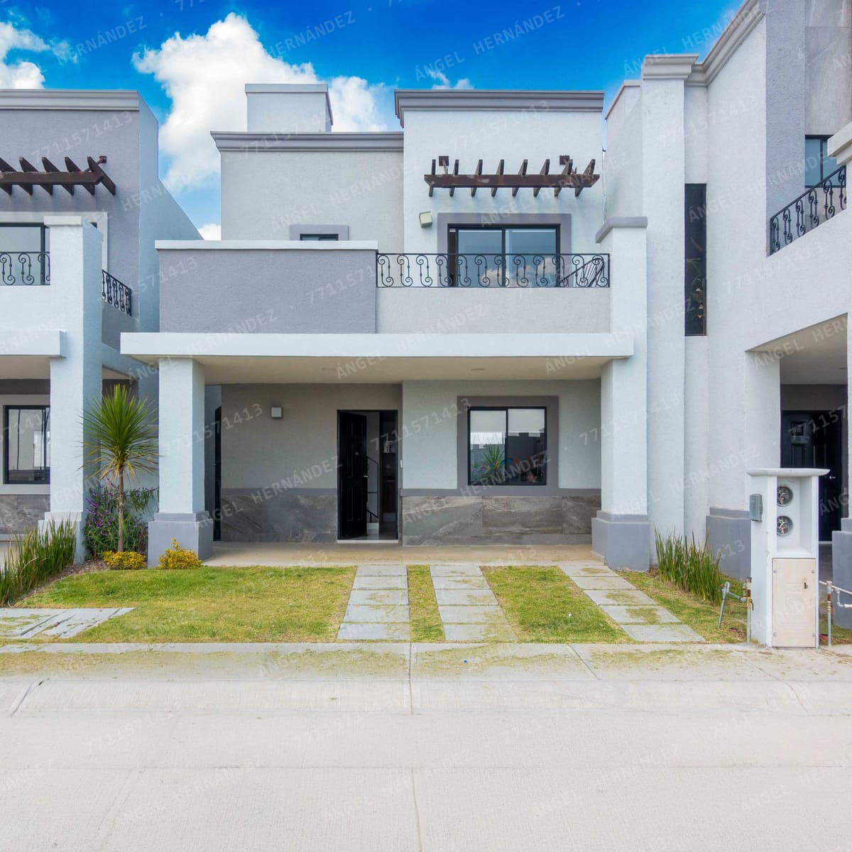 Fachada horizontal con balcón en modelo Vermentino, Señeros Residencial