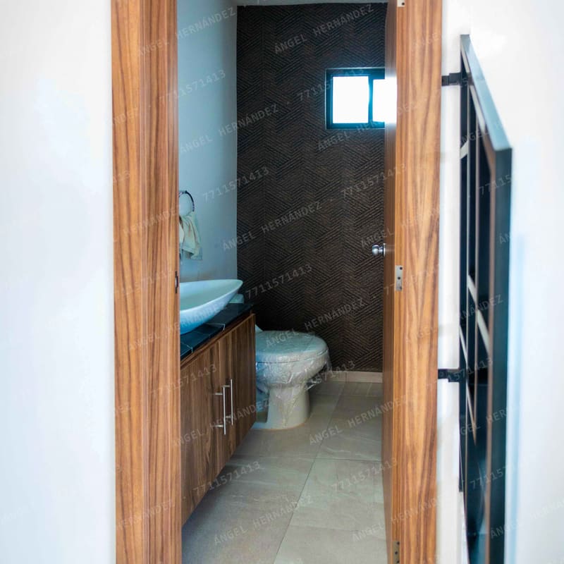 Medio baño de visitas en planta baja de modelo Vermentino