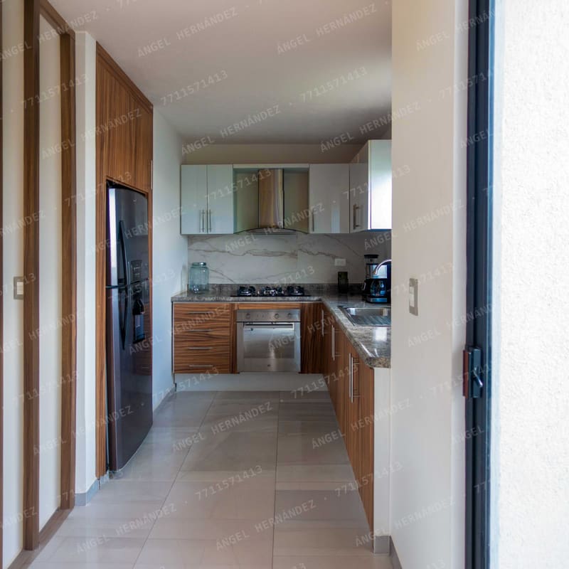 Cocina integral con barra desayunadora en modelo Vermentino