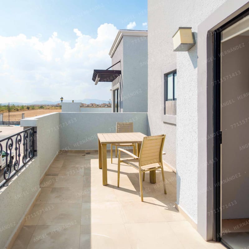 Balcón exterior con vista al fraccionamiento en modelo Vermentino